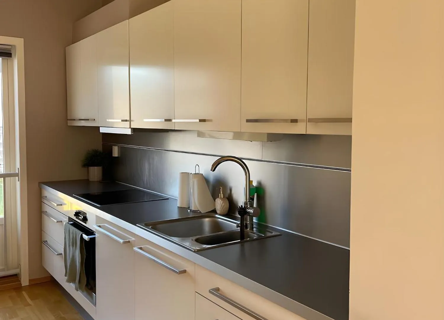 Lovely 3-Room Gem In The Heart Of Bergen City 0*,