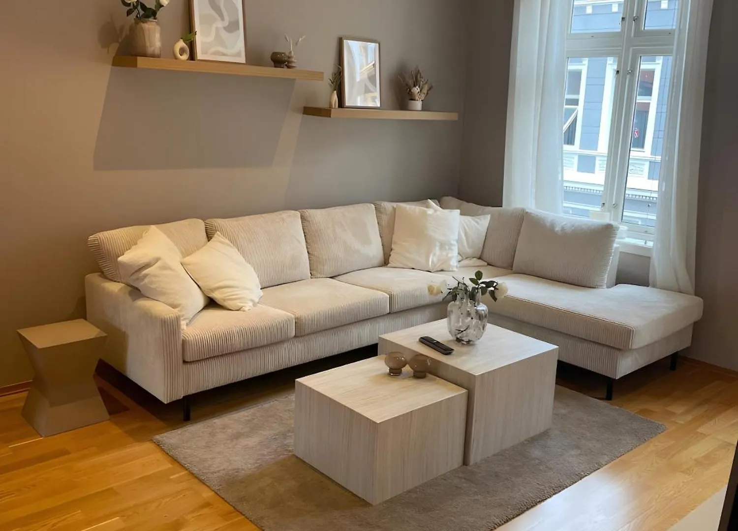Lovely 3-Room Gem In The Heart Of Bergen City location